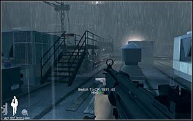 Dalszą drogę dobrze jest pokonać, idąc metalową kładką - lepszy widok na okolice, ale również możesz się stać łatwiejszym celem (możliwe jest przejście tego fragmentu, pokonując go dachem, nie idąc po kładce) - Etap VII - Science Center Exterior (cz.2) | Quantum of Solace - Quantum of Solace - poradnik do gry