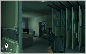 Tuż za nimi znajdują się pomieszczenia [03] , a w jednym z nich natkniesz się na samotnego strażnika (odwróconego plecami) - Etap VIII - Science Center Interior (cz.1) | Quantum of Solace - Quantum of Solace - poradnik do gry