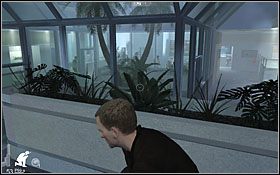 Następnie podejdź do miejsca, gdzie leży jego ciało i przykucnij za betonową barierką - Etap IX - Miami Airport (cz.1) | Quantum of Solace - Quantum of Solace - poradnik do gry