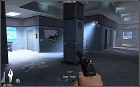 Po wyjściu z pokoju z komputerem skręć w lewo i przykucnij w miejscu pokazanym na zdjęciu - Etap IX - Miami Airport (cz.1) | Quantum of Solace - Quantum of Solace - poradnik do gry