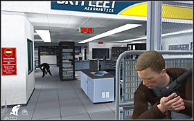 W pomieszczeniu, do którego wejdziesz, pojawi się około 10 przeciwników - Etap IX - Miami Airport (cz.2) | Quantum of Solace - Quantum of Solace - poradnik do gry