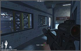 Wchodząc na górę zostaniesz zauważony przez przeciwnika, który wybiegnie na zewnątrz zaalarmować pozostałych (nie można tego uniknąć - skrypt) - Etap IX - Miami Airport (cz.2) | Quantum of Solace - Quantum of Solace - poradnik do gry