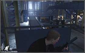 Po pokonaniu pierwszej fali wyjdź na zewnątrz, przejdź kilka kroków schodami i szybko wracaj - Etap IX - Miami Airport (cz.2) | Quantum of Solace - Quantum of Solace - poradnik do gry