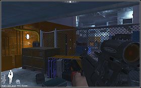 Następnie, skacząc po skrzyniach, przeskocz przez siatkę - Etap IX - Miami Airport (cz.2) | Quantum of Solace - Quantum of Solace - poradnik do gry