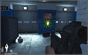 Podczas gdy członkowie gangu łapserdaków gryzą glebę, podejdź do guzika (migoczącego na żółto) drzwi garażowych i wciśnij go - Etap IX - Miami Airport (cz.2) | Quantum of Solace - Quantum of Solace - poradnik do gry