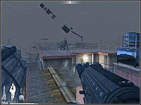 Zaatakują Cię tam z sąsiedniego dachu dwaj oponenci - ich pokonanie nie powinno stanowić problemu - Etap XIII - Barge (cz.2) | Quantum of Solace - Quantum of Solace - poradnik do gry