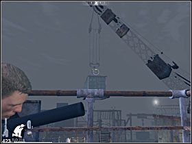 Po wyeliminowaniu zagrożenia strzel w butle, na podwieszonym w powietrzu kontenerze - Etap XIII - Barge (cz.2) | Quantum of Solace - Quantum of Solace - poradnik do gry