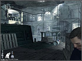 Na górze zostaniesz zaatakowany przez kilku oponentów (na Twojej wysokości, jak również piętro wyżej), wykończ ich - Etap XIV - Venice (cz.3) | Quantum of Solace - Quantum of Solace - poradnik do gry