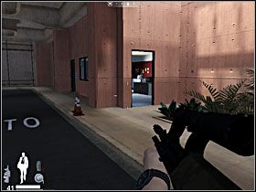 Zdjęcie przedstawia biuro [03] , które stanowi idealne miejsce do odparcia ostatniego ataku (ma również tylne pomieszczenie, do którego warto się schować w razie potrzeby) - Etap XV - Eco Hotel (cz.1) | Quantum of Solace - Quantum of Solace - poradnik do gry