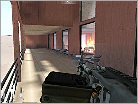 Dojdzie tam do paru eksplozji, dlatego jedyna droga prowadzi przez taras - Etap XV - Eco Hotel (cz.2) | Quantum of Solace - Quantum of Solace - poradnik do gry