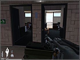 Teraz możesz wejść po schodach i udać się do apartamentów po lewej - Etap XV - Eco Hotel (cz.3) | Quantum of Solace - Quantum of Solace - poradnik do gry