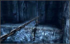 Kiedy blok podjedzie na samą górę, odskocz od niego chwytając się jednego z czterech obracających się drążków - Jan Mayen Island - Valhalla (cz.1) | Solucja Tomb Raider Underworld - Tomb Raider: Underworld - poradnik do gry