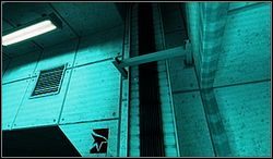 Gdy już dostaniesz się do wspomnianego korytarza, odszukaj symbol Biegaczy (przedstawiony na obrazku obok; jest wymalowany na ścianie) - Ukryte torby (cz.1) | Inne | Mirrors Edge - Mirrors Edge - poradnik do gry