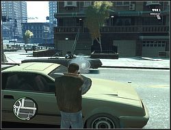 Naciskając prawy przycisk myszy Niko wychyli się zza zasłony, by precyzyjnie przymierzyć (strzał oddajemy lewym przyciskiem myszy) - Krycie się za zasłonami | Podstawy | Grand Theft Auto IV - Grand Theft Auto IV - poradnik do gry