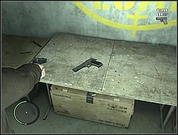 Pistolet bojowy (Combat Pistol) - w przeciwieństwie do poprzednika jego magazynek zmieści tylko 9 pocisków, jednak posiada nieporównywalnie większą siłę ognia - Arsenał | Podstawy | Grand Theft Auto IV - Grand Theft Auto IV - poradnik do gry