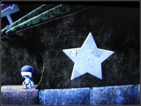 Idziemy w prawo, skaczemy na koło obrotowe i zbieramy wszystko co tylko można: Start Text, Green Finish, Green Start Light, Neon Kababs, Blue Postcards, Fancy Swirls, Blue Knight, oraz Green Submarine - 3. Skate to Victory | The Gardens | LittleBigPlanet - LittleBigPlanet - poradnik do gry