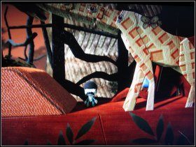 Wbiegamy po jej szyi i zbieramy score bubbles - 1. Swinging Safari | The Savannah | LittleBigPlanet - LittleBigPlanet - poradnik do gry