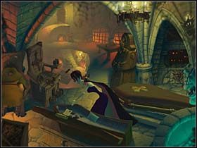 Mona odsuwa leżącą wewnątrz poduszkę i znajduje pod nią gazetę 