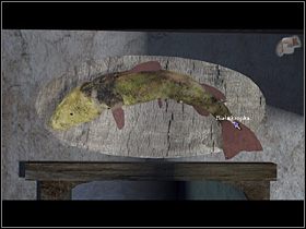 A ponieważ jakowegoś suma Olaf widział w gospodzie, tam też się udaje i uważnie przygląda rybce wiszącej nad drzwiami od kuchni (zbliżenie) - Zdobyć łuskę białego suma | Wioska | Zaginiona historia Tale of Hero - Zaginiona historia: Tale of Hero - poradnik do gry