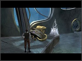 Mężczyzna przypatruje się więc owemu (znak zapytania) domniemanemu ołtarzowi - Wydostać się ze świątyni | Głębiny oceanu | Zaginiona historia Tale of Hero - Zaginiona historia: Tale of Hero - poradnik do gry