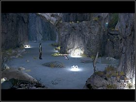 Opuściwszy jaskinię, nasz bohater kieruje się teraz w głąb rowu (na wprost), gdzie ku swemu zdziwieniu odnajduje duże stojące zwierciadło - Zdobyć źródło światła | Głębiny oceanu | Zaginiona historia Tale of Hero - Zaginiona historia: Tale of Hero - poradnik do gry