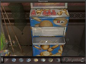 A zatem panna Bonnet rozpoczyna zmagania z jednorękim bandytą (zbliżenie) - Warsztat; antykwariat; fontanna; sklep | Hiszpania, Azarra - Art of Murder: Klątwa Lalkarza - poradnik do gry