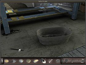 A tam wygodnicki mechanik życzy sobie dostarczenia mu koła i łyżki do opon - Warsztat; fontanna; antykwariat | Hiszpania, Azarra - Art of Murder: Klątwa Lalkarza - poradnik do gry