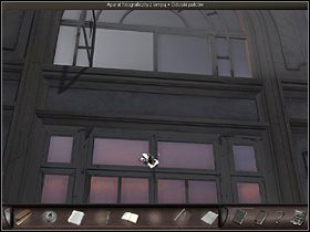 Teraz Nicole kieruje się ku środkowemu oknu, na którym (zbliżenie) dostrzega odciski czyichś palców, które fotografuje - Sala baletowa | Francja, Paryż | Art of Murder Klątwa Lalkarza - Art of Murder: Klątwa Lalkarza - poradnik do gry