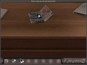 Po dotarciu do recepcji agentka przygląda się blatu (zbliżenie) i zabiera leżącą tam ulotkę reklamową wypożyczalni samochodów , po czym naciśnięciem dzwonka po prawej (zbliżenie) przywołuje Pierrea - Hotel #1 | Francja, Paryż | Art of Murder Klątwa Lalkarza - Art of Murder: Klątwa Lalkarza - poradnik do gry