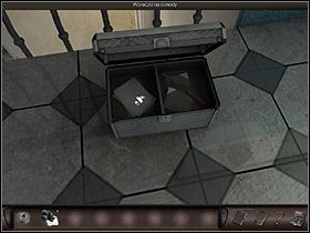 Z nią wędruje na górę i sugeruje policjantowi, że znajdzie w niej coś interesującego - Mieszkanie Jacka Dupree #1 | Francja, Paryż | Art of Murder Klątwa Lalkarza - Art of Murder: Klątwa Lalkarza - poradnik do gry