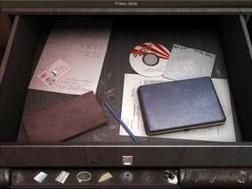 Z nim wraca pod tablicę, a konkretnie do stojącej w rogu szafki - Mieszkanie Marca Tainea | Francja, Paryż | Art of Murder Klątwa Lalkarza - Art of Murder: Klątwa Lalkarza - poradnik do gry