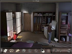 Nie namyślając się, dziewczyna chwyta za leżący na podłodze po prawej koc i moczy go w stojącym obok zamrażarki, pełnym wody, wiadrze - Mieszkanie Marca Tainea | Francja, Paryż | Art of Murder Klątwa Lalkarza - Art of Murder: Klątwa Lalkarza - poradnik do gry