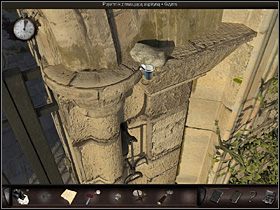 W tym celu Nicole wędruje pod bramę (zbliżenie), gdzie na trawie tuż pod dzwonkiem (miejsce pod murem) stawia najpierw duże wiadro, potem mniejsze bez dna, a na nim kładzie deskę - Brama; mur; budka telefoniczna; przystań | Francja, Marsylia - Art of Murder: Klątwa Lalkarza - poradnik do gry