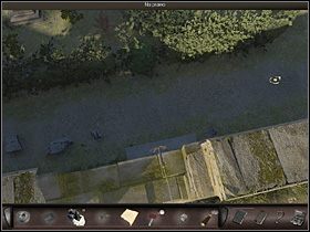 Tam wyczekuje dogodnego momentu (scenka, w której widać, jak musująca mieszanka strąca kamień i słychać dźwięk dzwonka), po czym przez najniższą ( - Brama; mur; budka telefoniczna; przystań | Francja, Marsylia - Art of Murder: Klątwa Lalkarza - poradnik do gry