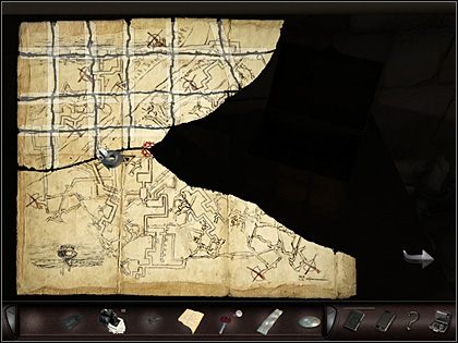 Łączy go w ekwipunku z tym poskładanym ze skrawków (kliknij jednym kawałkiem mapy na drugim) i przygląda się im uważnie (kliknij je PPM), probując dopasować je do siebie (PPM je obracasz, LPM przesuwasz), kiedy już udaje się jej złożyć z nich większy fragment mapy, podkleja go taśmą klejącą - Posiadłość Louisa Carnota | Francja, Marsylia | Art of Murder Klątwa Lalkarza - Art of Murder: Klątwa Lalkarza - poradnik do gry