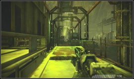 Zabierz ze stojaka snajperkę i szybko wychylając się przez drzwi zlikwiduj wszystkich przeciwników po prawej stronie - Osada Suljeva | Misje Killzone 2 - Killzone 2 - poradnik do gry