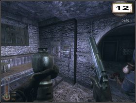 Zabierz tyle ładunków ile zdołasz ale zanim wyjdziesz, zawitaj jeszcze do jednej z izb przestawiając przełącznik (12) - Rozdział 2 - Forteca (cz.2) | Solucja NecroVision - NecroVision - poradnik do gry