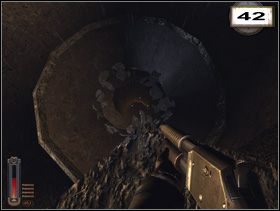 Zlecisz do olbrzymiej komnaty zajmowanej przez bestię (41) zdecydowanie skłonną bardziej do bicia, aniżeli do nawiązywania nici porozumienia, co pragnie zasugerować nasz heros - Rozdział 3 - Wzgórze (cz.3) | Solucja NecroVision - NecroVision - poradnik do gry