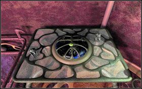 Podejdź do kolejnej maszyny, tym razem znajdującej się naprzeciw biurka, wsadź obydwa Posążki smoka w odpowiednie miejsca oraz połóż Ziarno Życia bez łupiny na dole #1 - Rozdział III - Na-Tiexu (Astrologiczny Świat), cz. 2 | Opis przejścia - Aura: Fate of the Ages - poradnik do gry