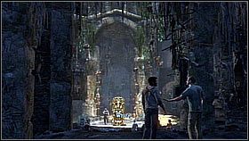 Zbiegli na dół schodkami - dalsza droga prowadziła w prawo, lecz wpierw bohater zajrzał za filar na środku - znalazł ostatni skarb w tej przygodzie, czyli szafirowo-złota maskę (Sapphire and Silver Mask) - Rozdział 21 Gold and Bones | Przygoda | Solucja Uncharted Drakes Fortune - Uncharted: Drakes Fortune - poradnik do gry