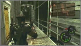 Po prawej, znajdziemy skrzynki ze złotem - Uroboros Research Facility (5-3) (1) | Opis przejścia Resident Evil 5 - Resident Evil 5 - poradnik do gry