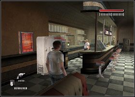 Po początkowej scence musimy poczekać, aż barman podejdzie do postaci stojącej w drzwiach lokalu [1] - Poradnik do gry - Rozdział 1 | Made Man Prawa Ręka Mafii - Made Man: Prawa Ręka Mafii - poradnik do gry