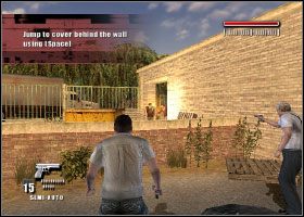 Z blatu za kucharzem podnosimy pistolet [1] i ruszamy na podwórze, gdzie po raz pierwszy będziemy mogli wykorzystać fakt posiadania broni palnej - Poradnik do gry - Rozdział 1 | Made Man Prawa Ręka Mafii - Made Man: Prawa Ręka Mafii - poradnik do gry