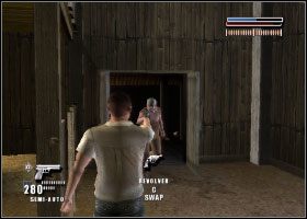 W oknach stodoły czeka na nas dwóch strzelców [1] i kolejni wewnątrz, na rusztowaniu z desek - Poradnik do gry - Rozdział 1 | Made Man Prawa Ręka Mafii - Made Man: Prawa Ręka Mafii - poradnik do gry