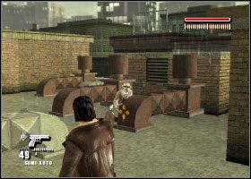 Na dachu zabijamy kilku wrogów, uważając jednocześnie na tych, którzy atakują nas z przeciwległego dachu z użyciem pistoletów maszynowych [1] - Rozdział 7 | Made Man Prawa Ręka Mafii - Made Man: Prawa Ręka Mafii - poradnik do gry