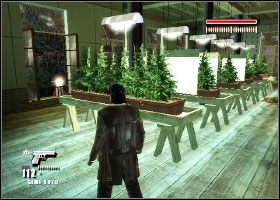 Zanim skorzystamy ze schodów prowadzących na dach, zabieramy leżącą nieopodal apteczkę oraz pistolet maszynowy - Rozdział 7 | Made Man Prawa Ręka Mafii - Made Man: Prawa Ręka Mafii - poradnik do gry