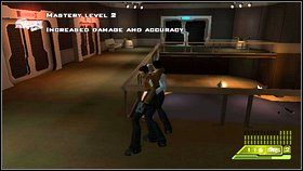 Napastnicy wdzierają się od lewej strony pomieszczenia - zejdź i idź w tamtym kierunku, a podniesiesz z podłogi granat oraz karabin - Poradnik do gry - Opis przejścia - część pierwsza - 01 | Advent Rising - Advent Rising - poradnik do gry