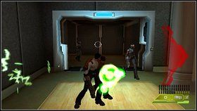 Zejdź po schodach na dół - wrota po prawej eksplodują i zaczną się wdzierać kolejni najeźdźcy - Poradnik do gry - Opis przejścia - część pierwsza - 01 | Advent Rising - Advent Rising - poradnik do gry