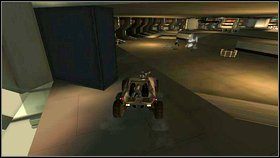 Potem kieruj się rampą w dół - uwaga na statek powietrzny wroga, który zacznie ją ostrzeliwać - a następnie pod stojącymi statkami powietrznymi - tu kolejni wrogowie - Opis przejścia - część druga - 02 | Advent Rising - Advent Rising - poradnik do gry