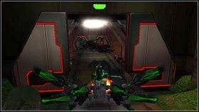 Podleć do wrót - otworzą się, a za nimi ujrzysz szykujący się do wylotu czołg - Opis przejścia - część piąta - 02 | Advent Rising - Advent Rising - poradnik do gry